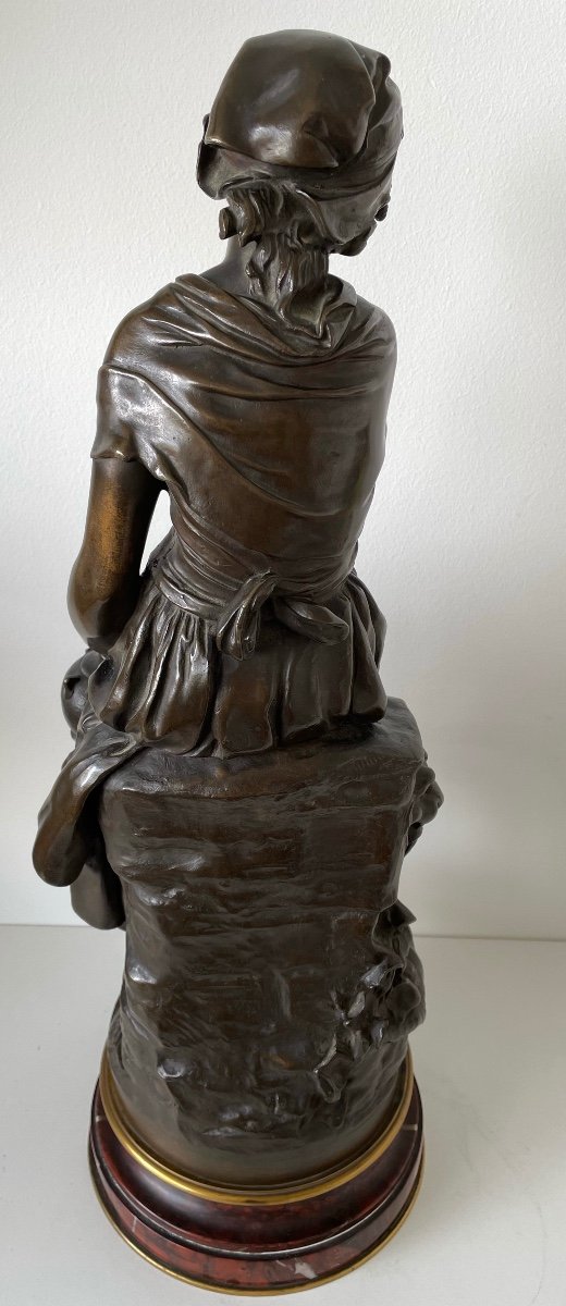 Jeune femme à la cruche cassée  , Sculpture En Bronze sur un socle tournant -photo-6