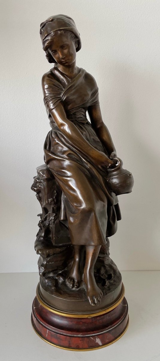 Jeune femme à la cruche cassée  , Sculpture En Bronze sur un socle tournant 