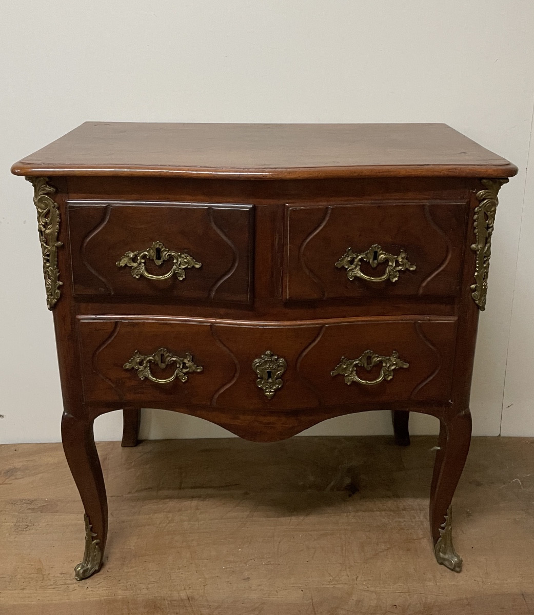 Small Walnut Chest Of Drawers With Curved Front