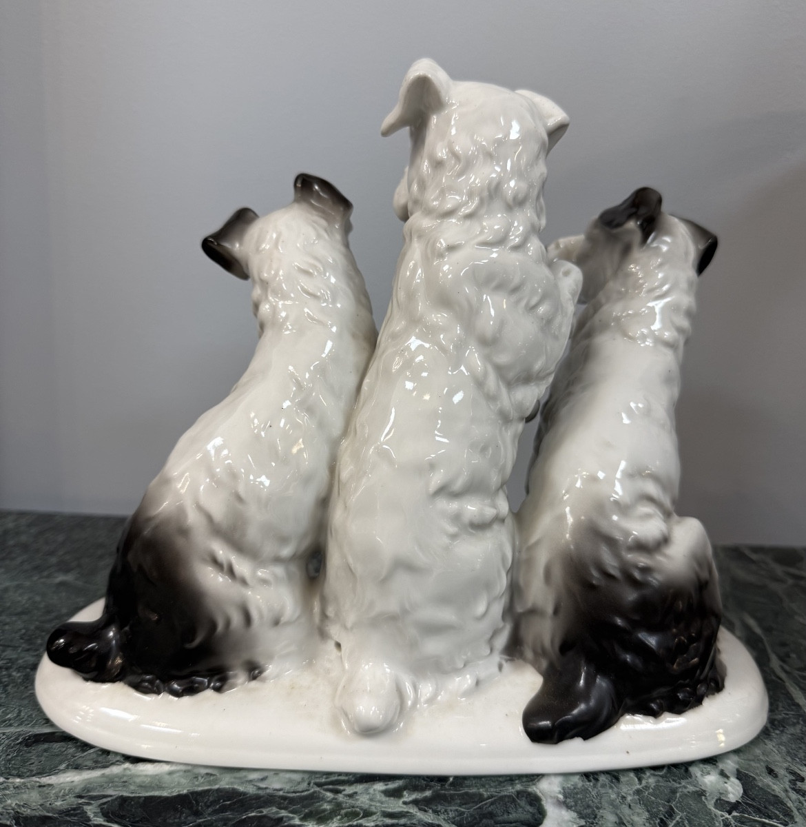 Sujet en porcelaine représentant des chiens-photo-3