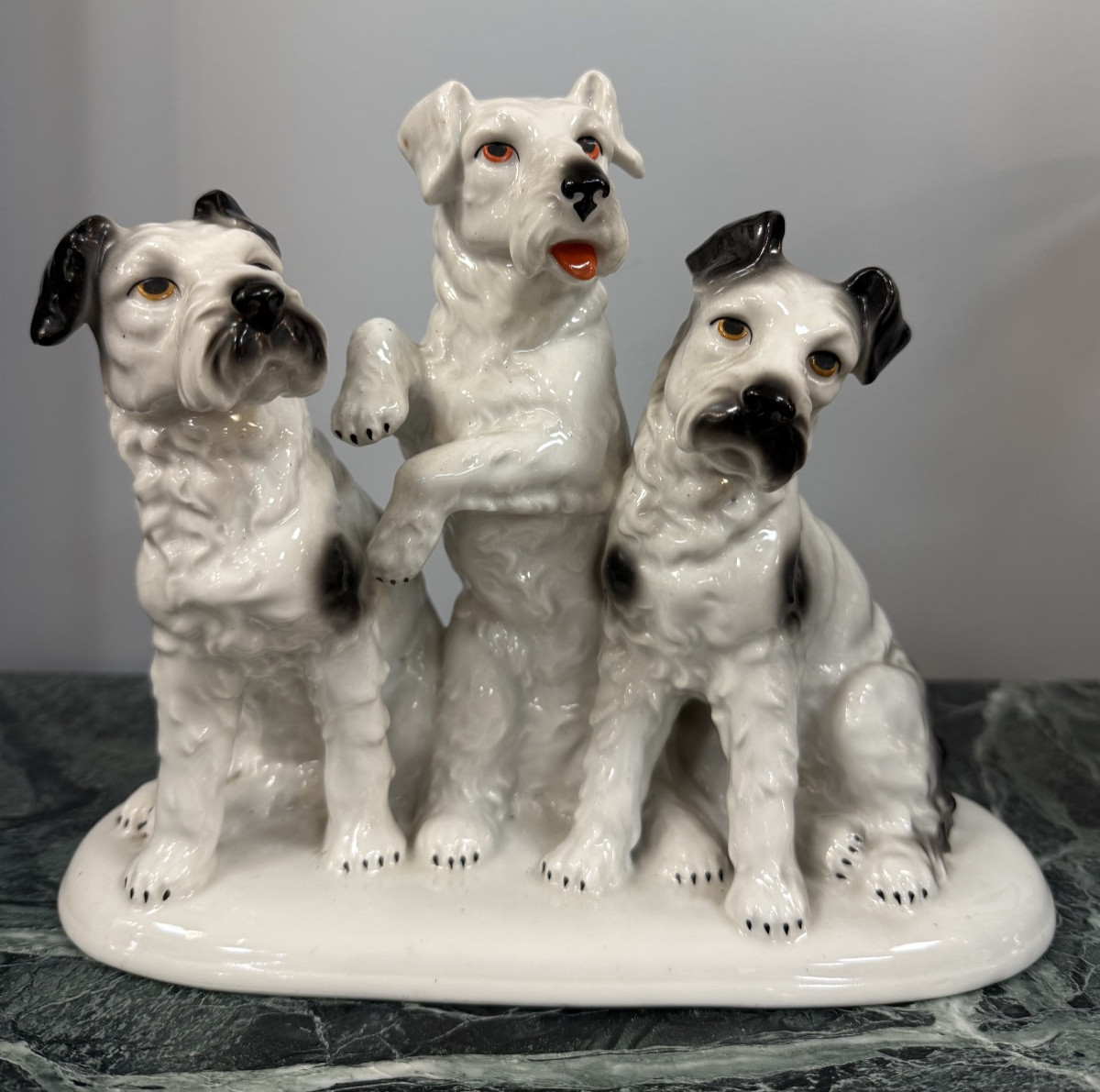 Sujet en porcelaine représentant des chiens