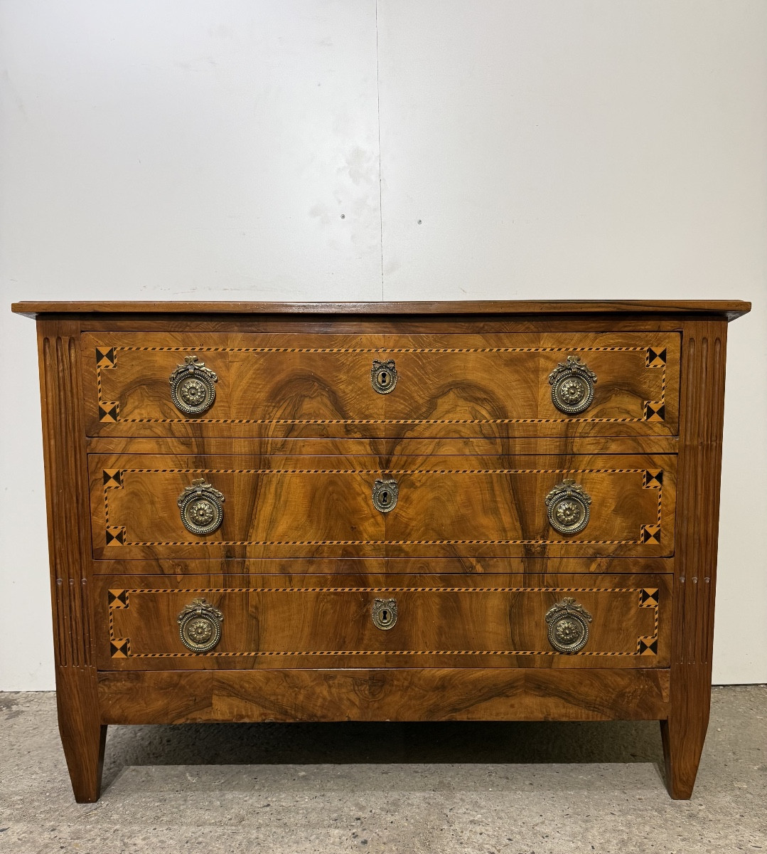 Commode en noyer de style Louis XVI