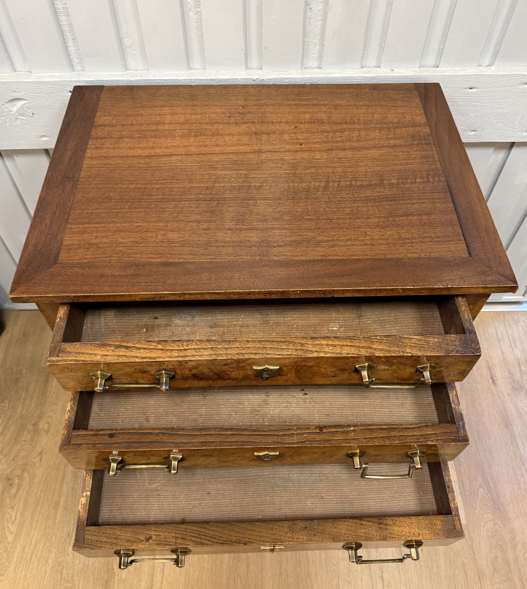 Small Chest Of Drawers Between Two-photo-8