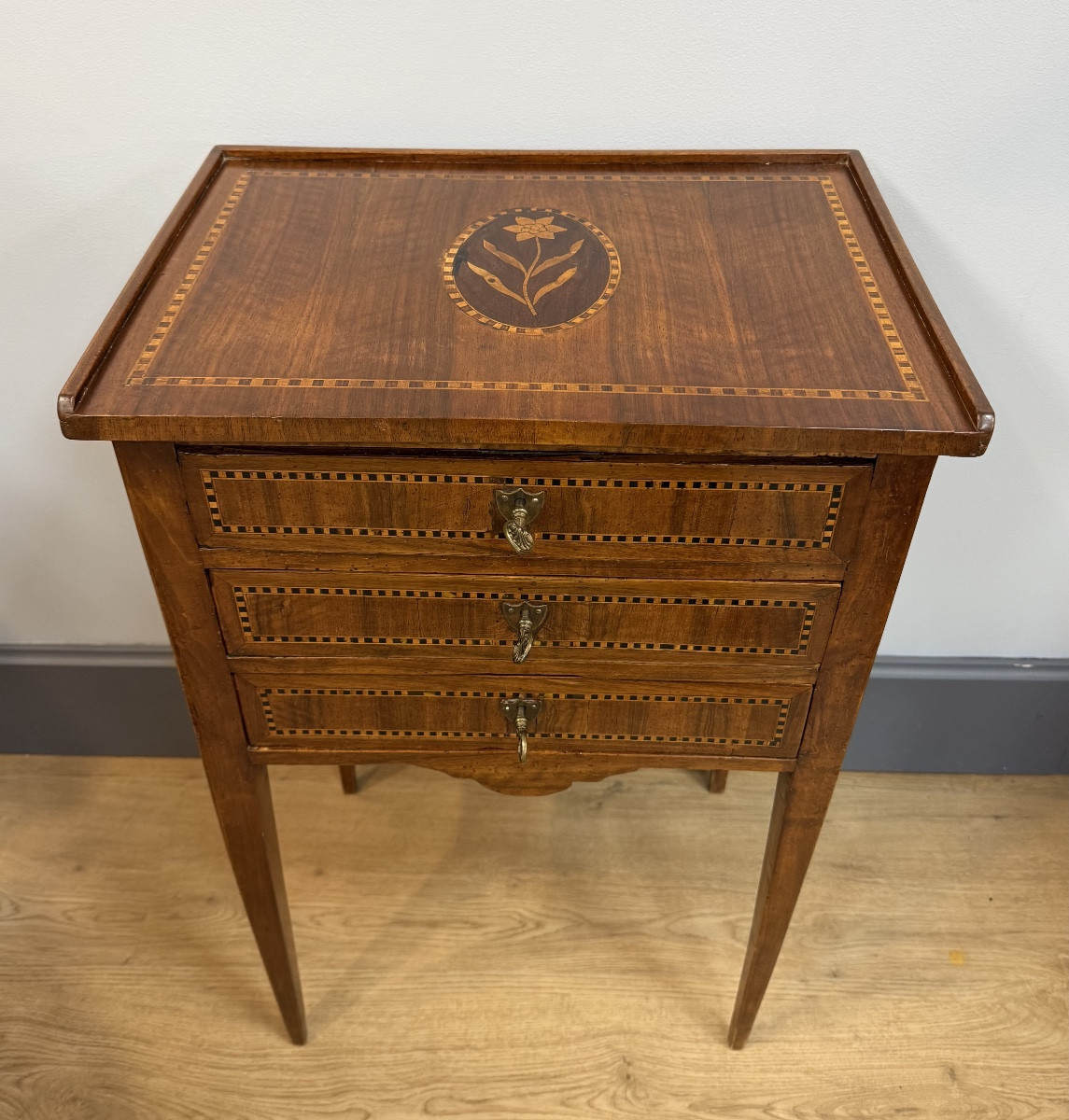 Table chiffonnière marquetée