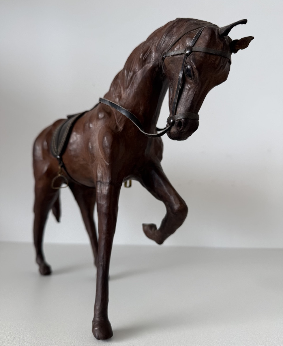 sujet représentant un Cheval en cuir 