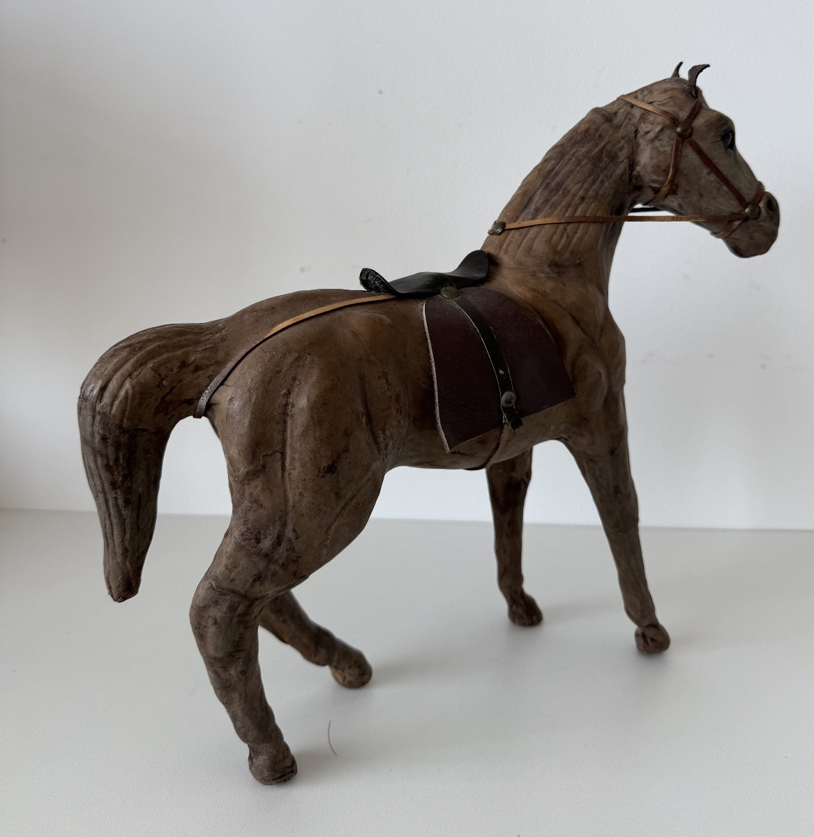Sujet en cuir représentant un cheval-photo-3