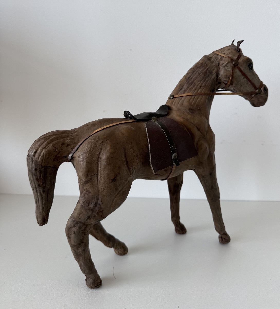 Sujet en cuir représentant un cheval-photo-1