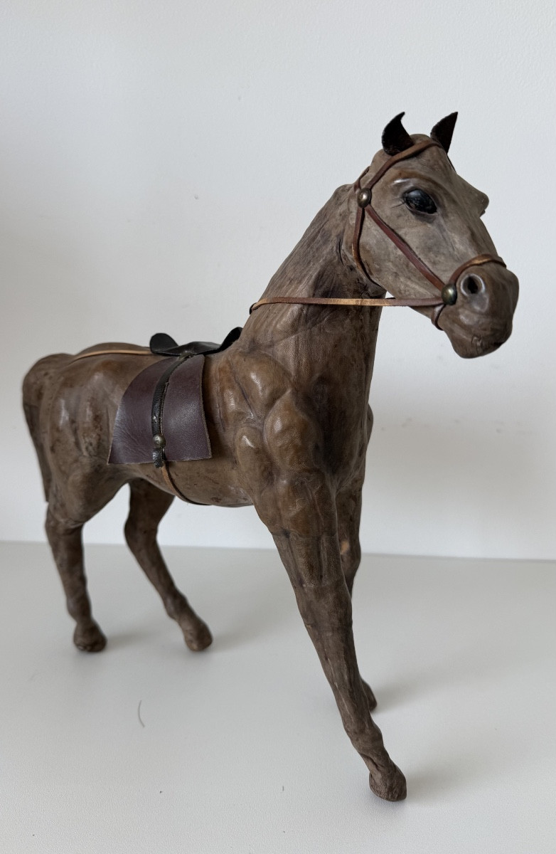 Sujet en cuir représentant un cheval