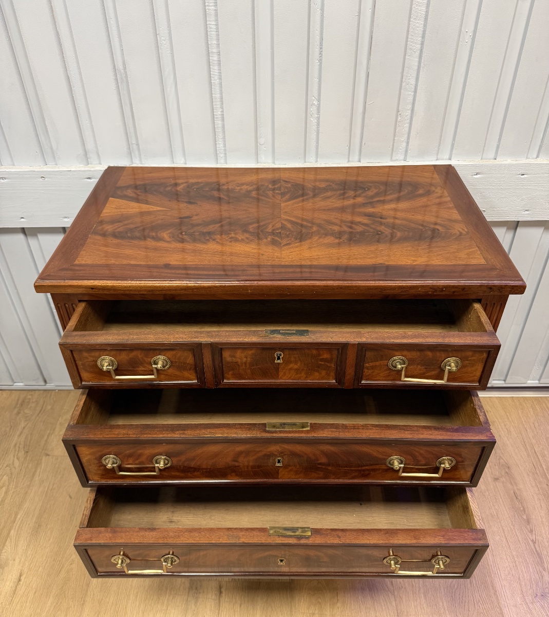 Small Mahogany Dresser-photo-3
