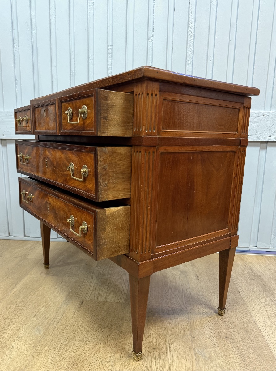 Small Mahogany Dresser-photo-4
