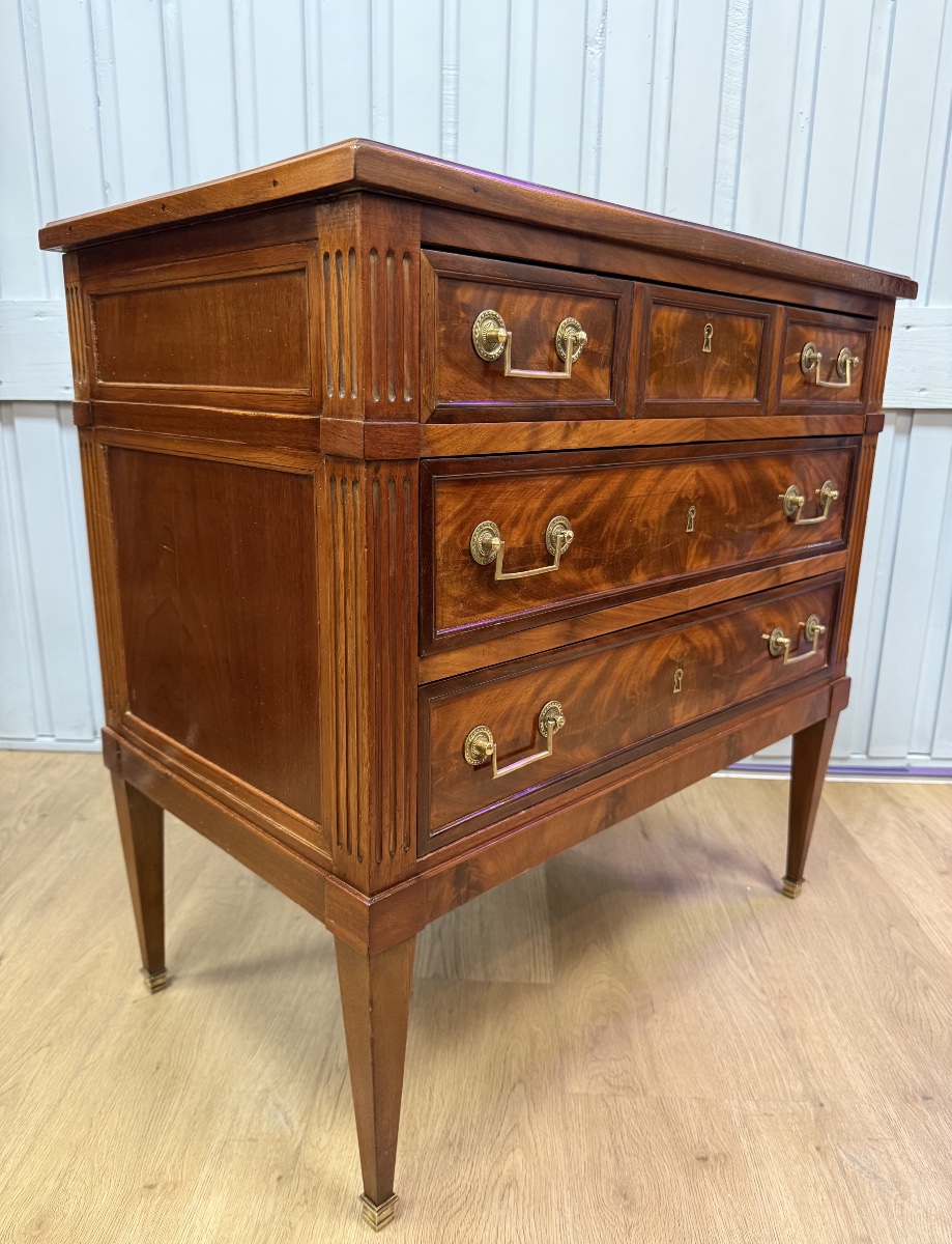 Small Mahogany Dresser-photo-6