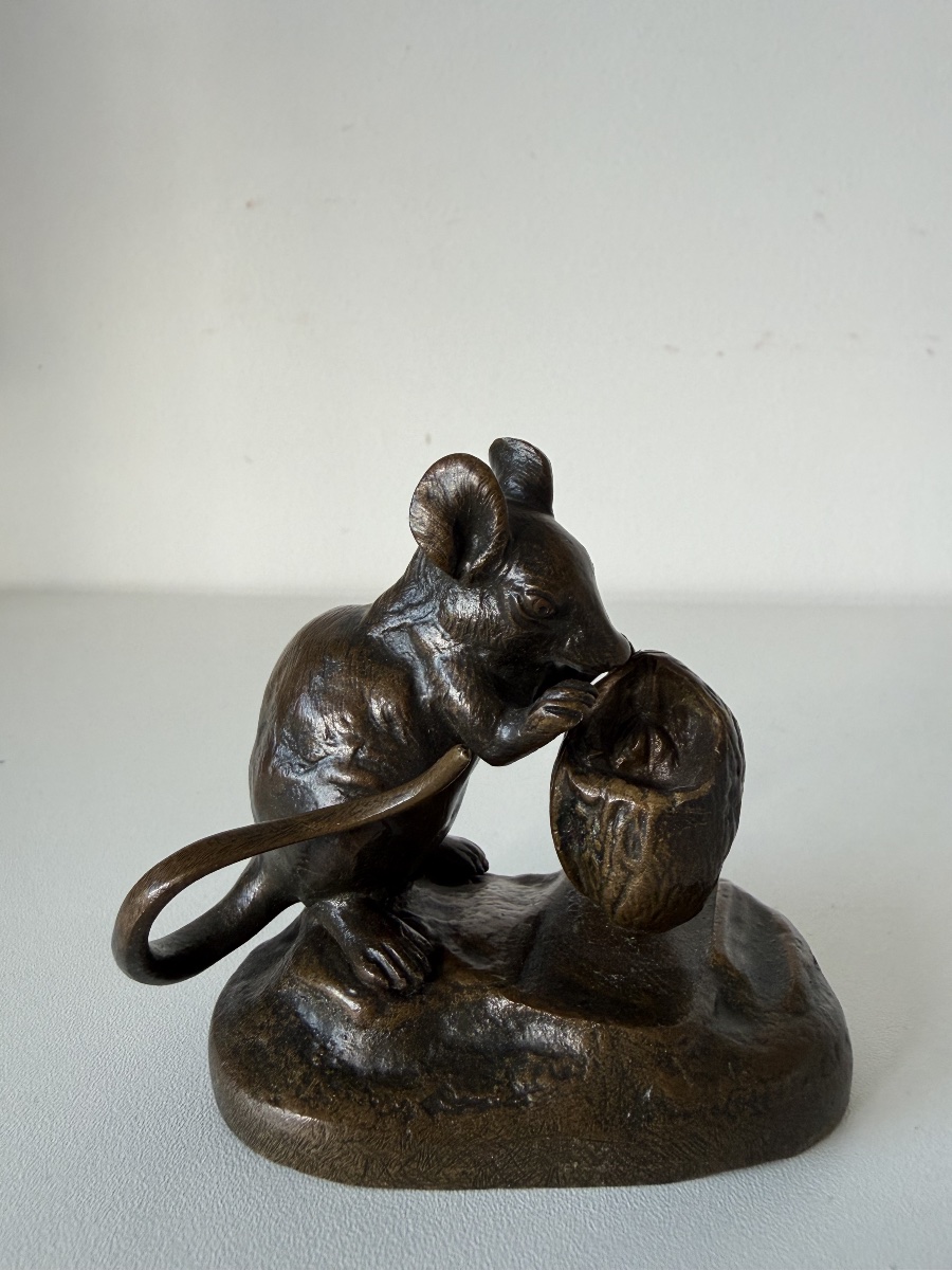 Bronze Sculpture Depicting A Mouse -photo-2