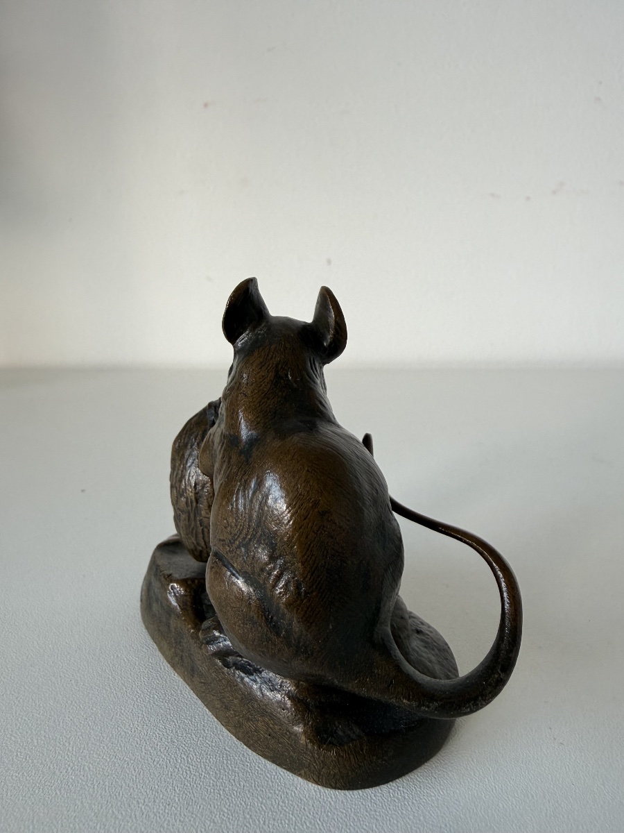Bronze Sculpture Depicting A Mouse -photo-1
