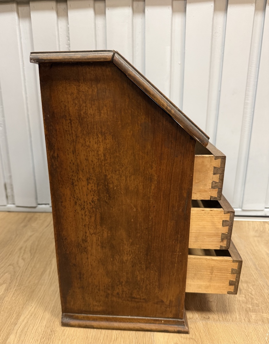 Petit meuble de maitrise représentant un bureau scriban-photo-1
