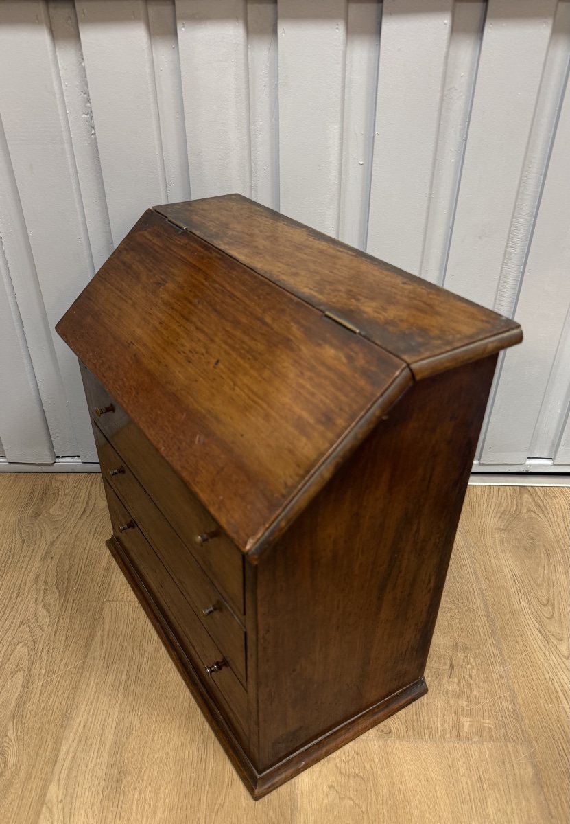 Petit meuble de maitrise représentant un bureau scriban-photo-7