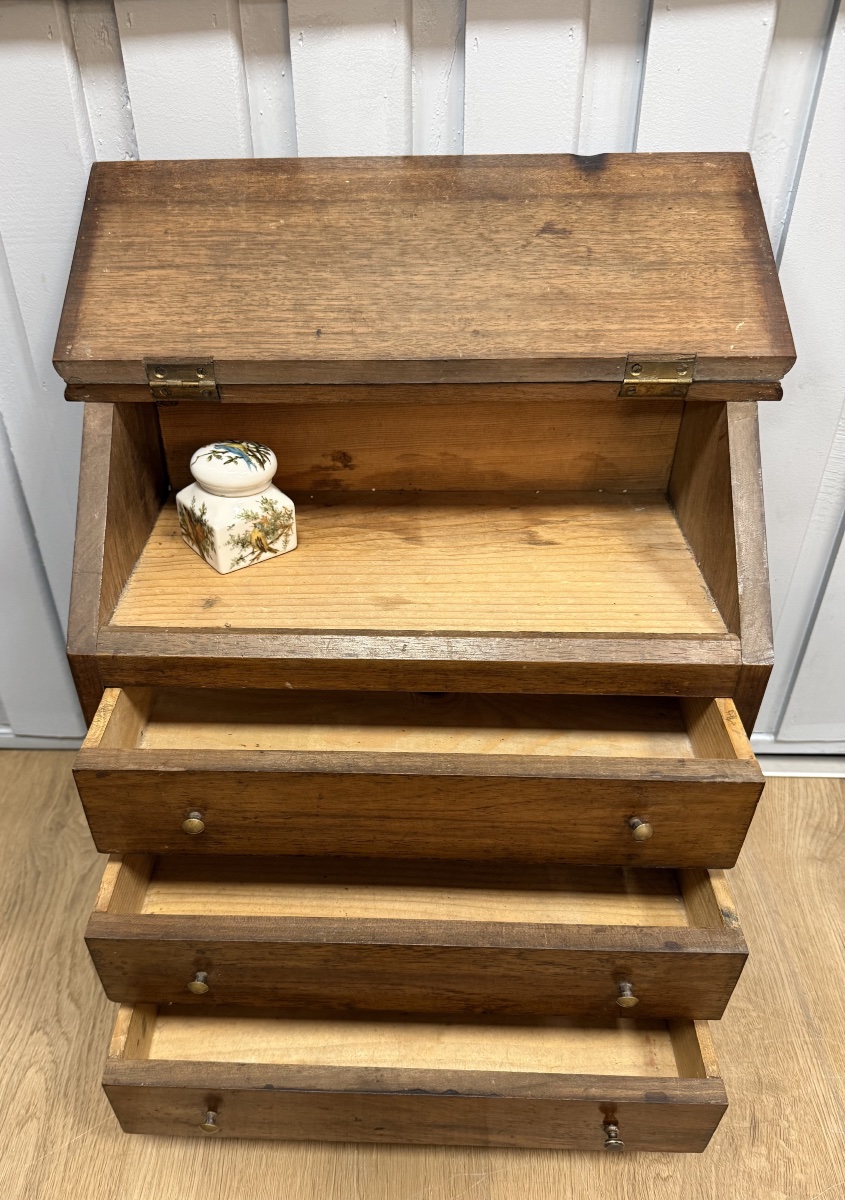 Petit meuble de maitrise représentant un bureau scriban-photo-8