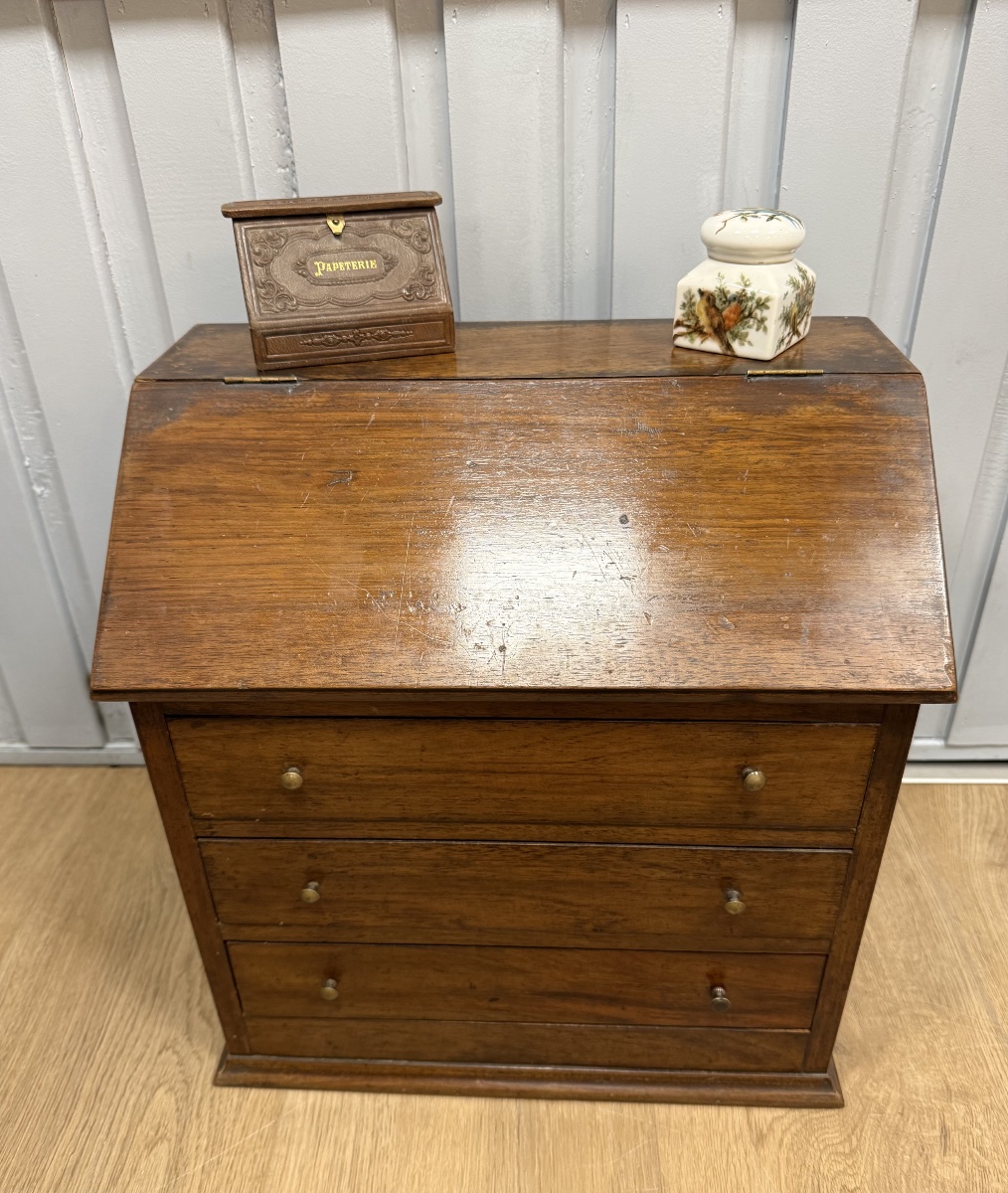 Petit meuble de maitrise représentant un bureau scriban