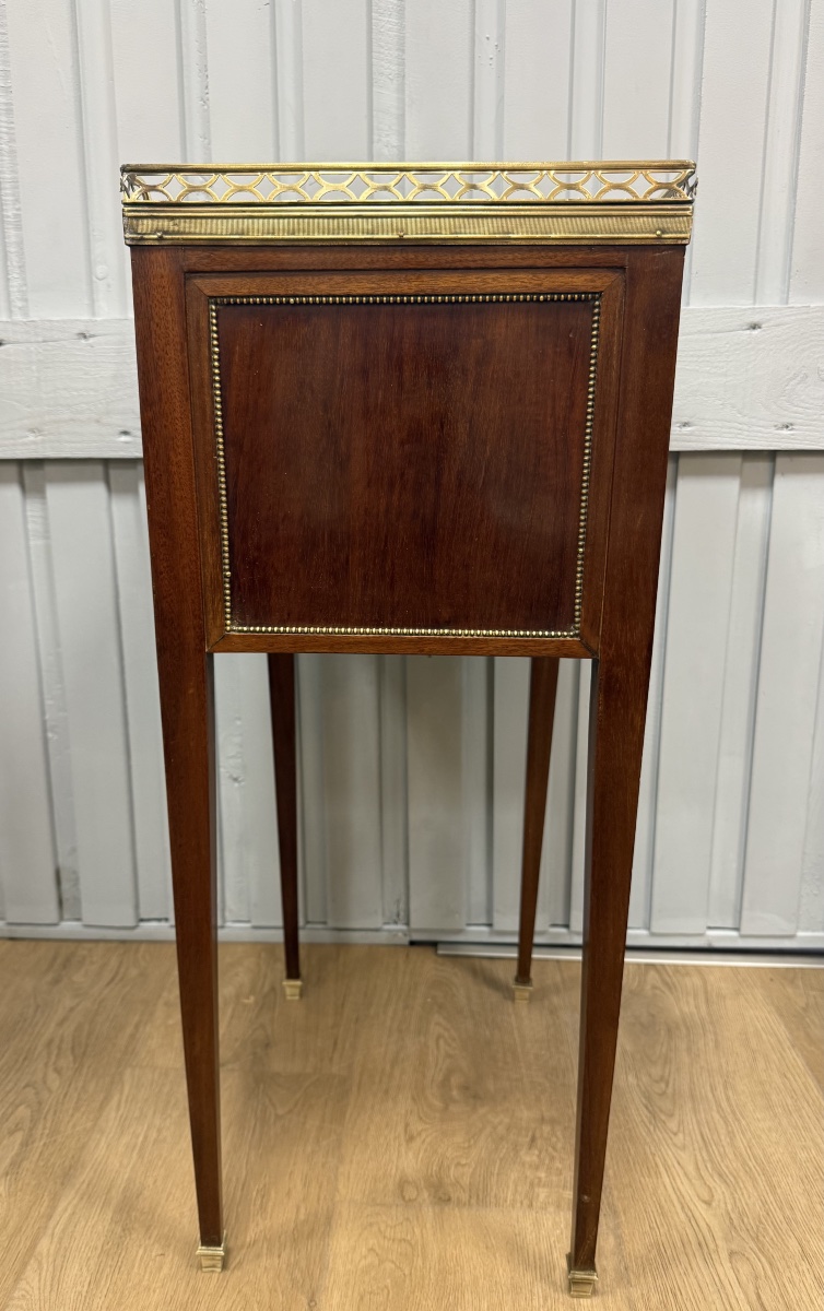 Small Mahogany Chest-of-drawers Table-photo-4