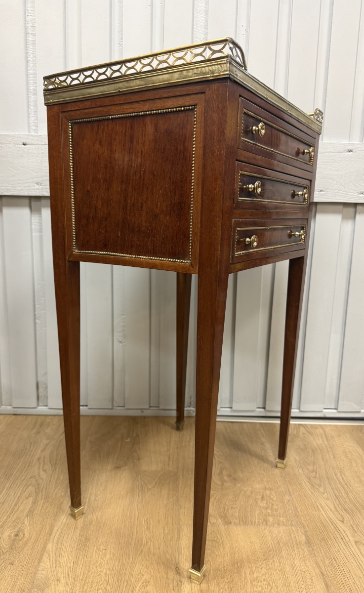 Small Mahogany Chest-of-drawers Table-photo-4