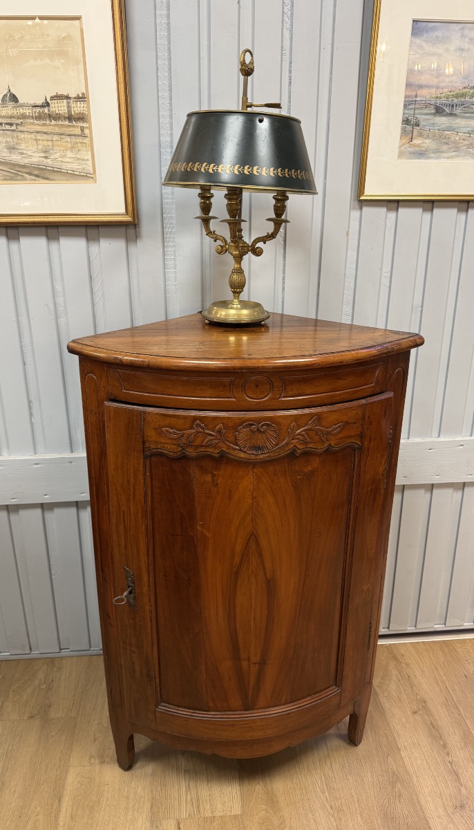 Encoignure en noyer de style Louis XV 
