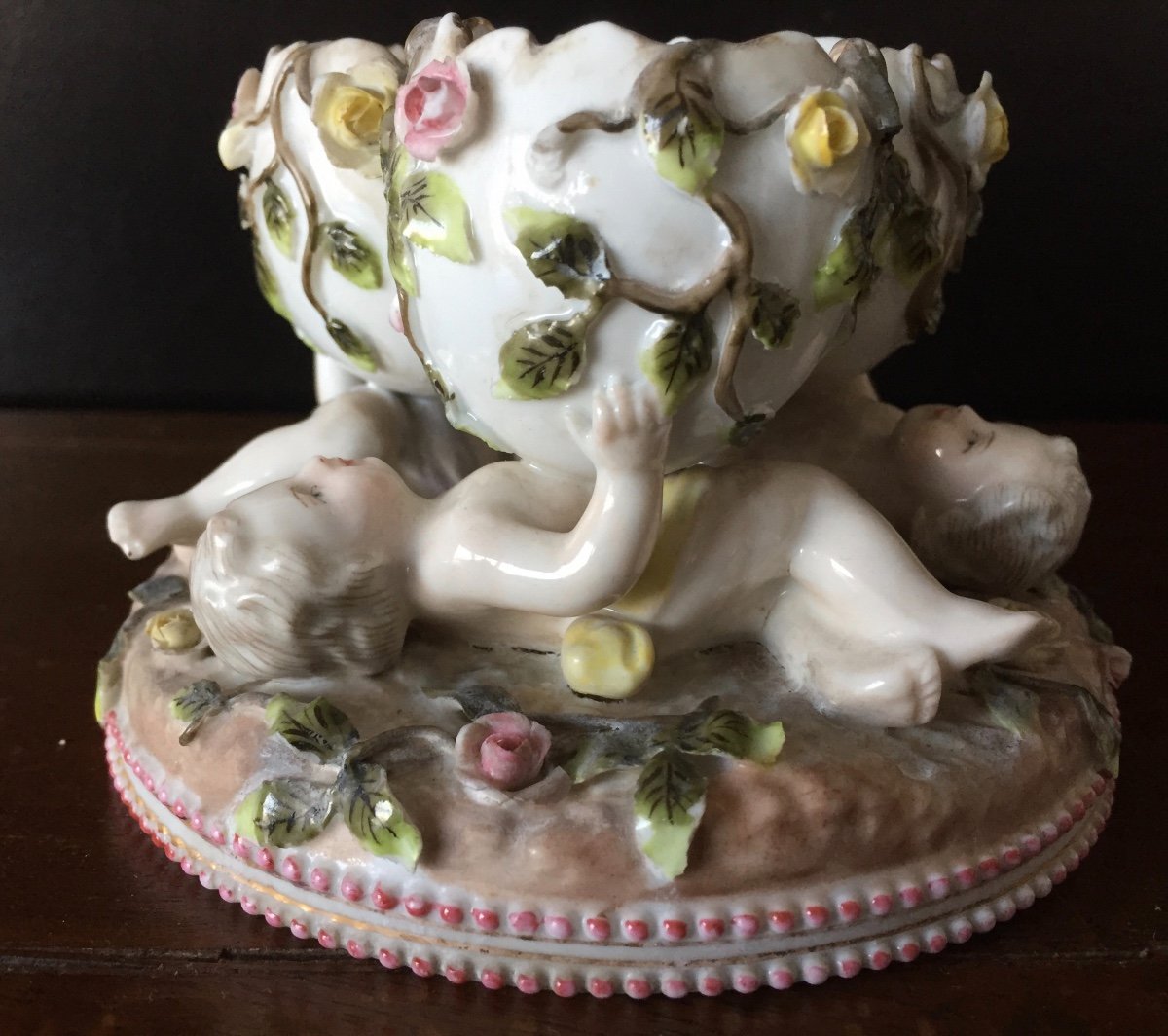 Coquetiers Formant Un Groupe De Chérubins En  Porcelaine-photo-7