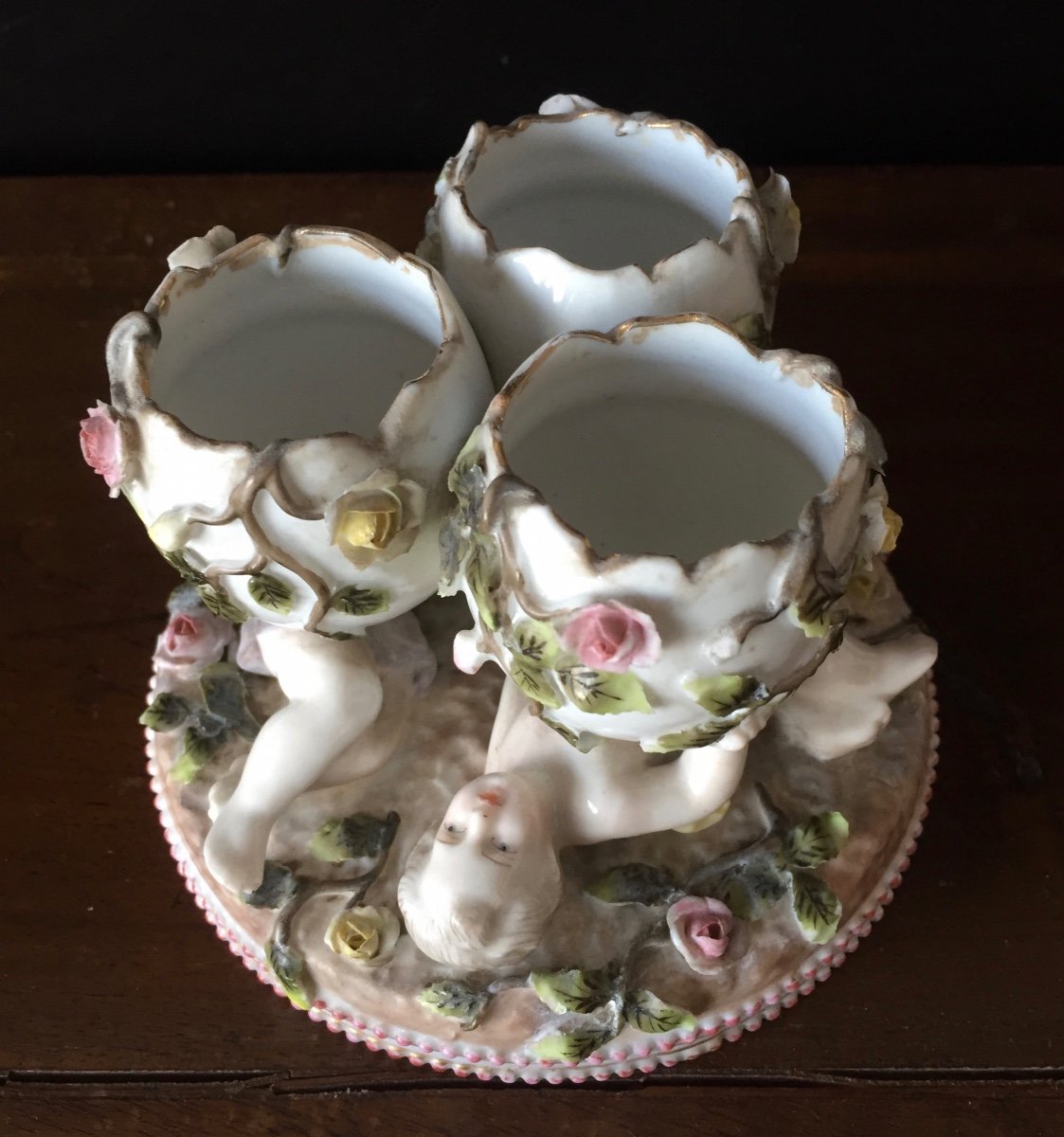 Coquetiers Formant Un Groupe De Chérubins En  Porcelaine-photo-8