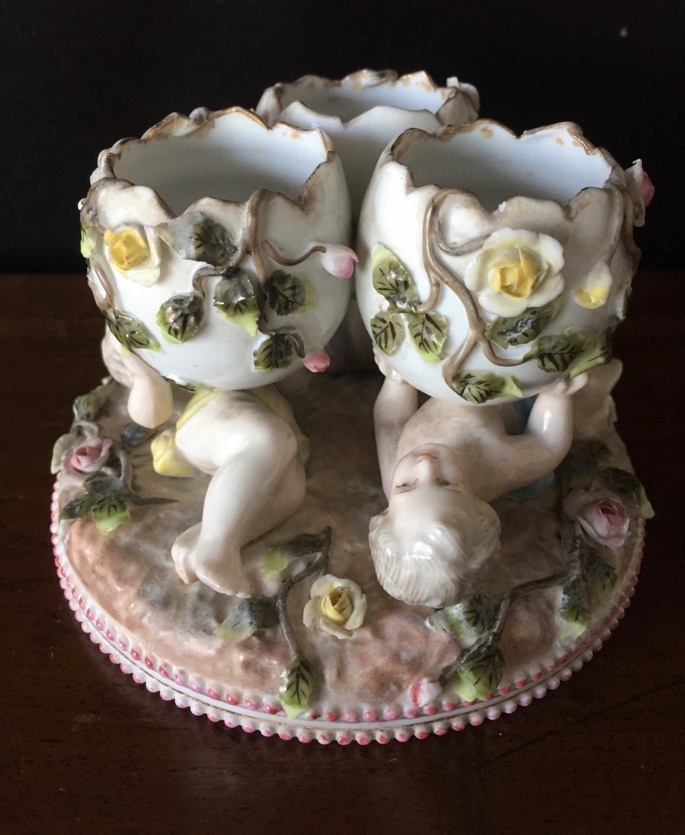 Coquetiers Formant Un Groupe De Chérubins En  Porcelaine