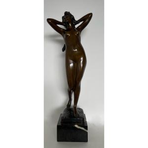 Bronze Représentant Un Nu Féminin