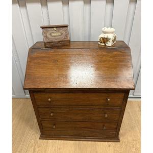 Petit meuble de maitrise représentant un bureau scriban