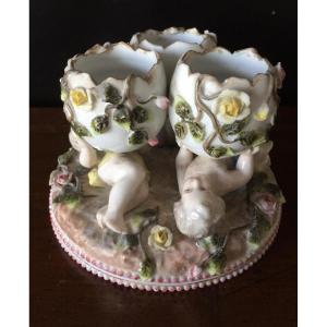 Coquetiers Formant Un Groupe De Chérubins En  Porcelaine