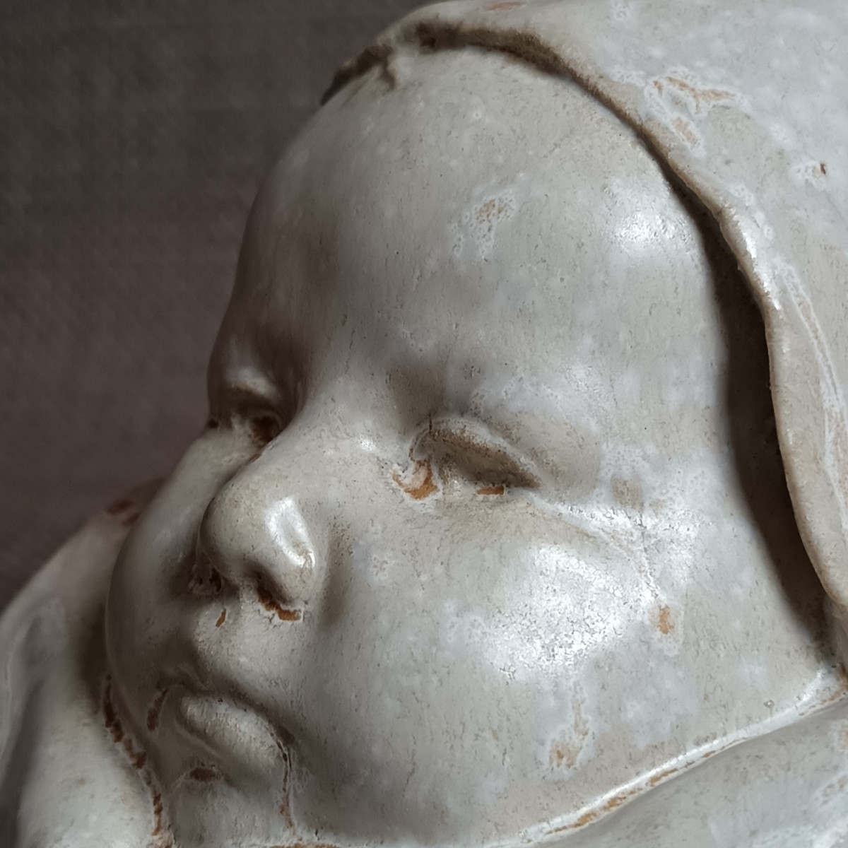 Alexis Boissonnet d'après Jean-Joseph Carriès – Le bébé à la colerette – grès aux émaux céladon