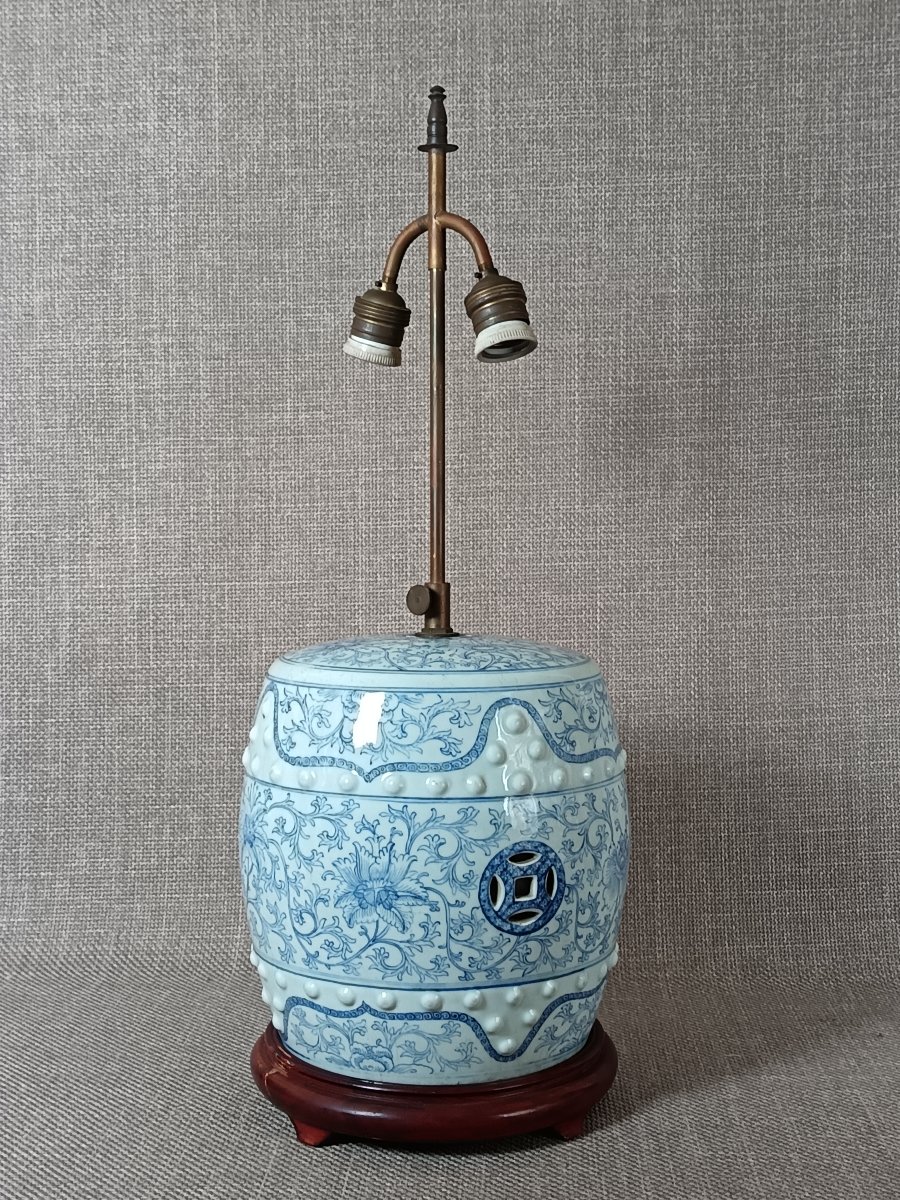 Tabouret de jardin en porcelaine bleue blanc, Chine, XIX°, monté en lampe 