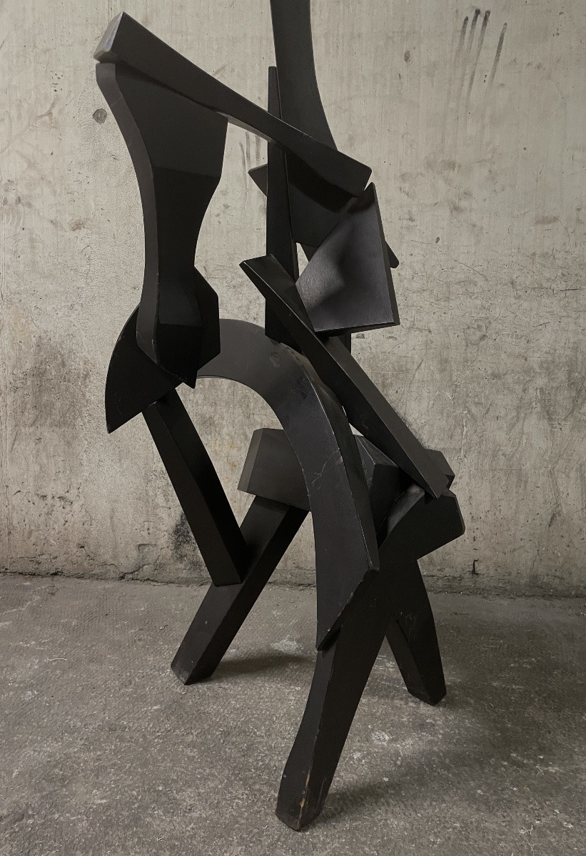 Grande sculpture abstraite en bois peint noir-photo-2