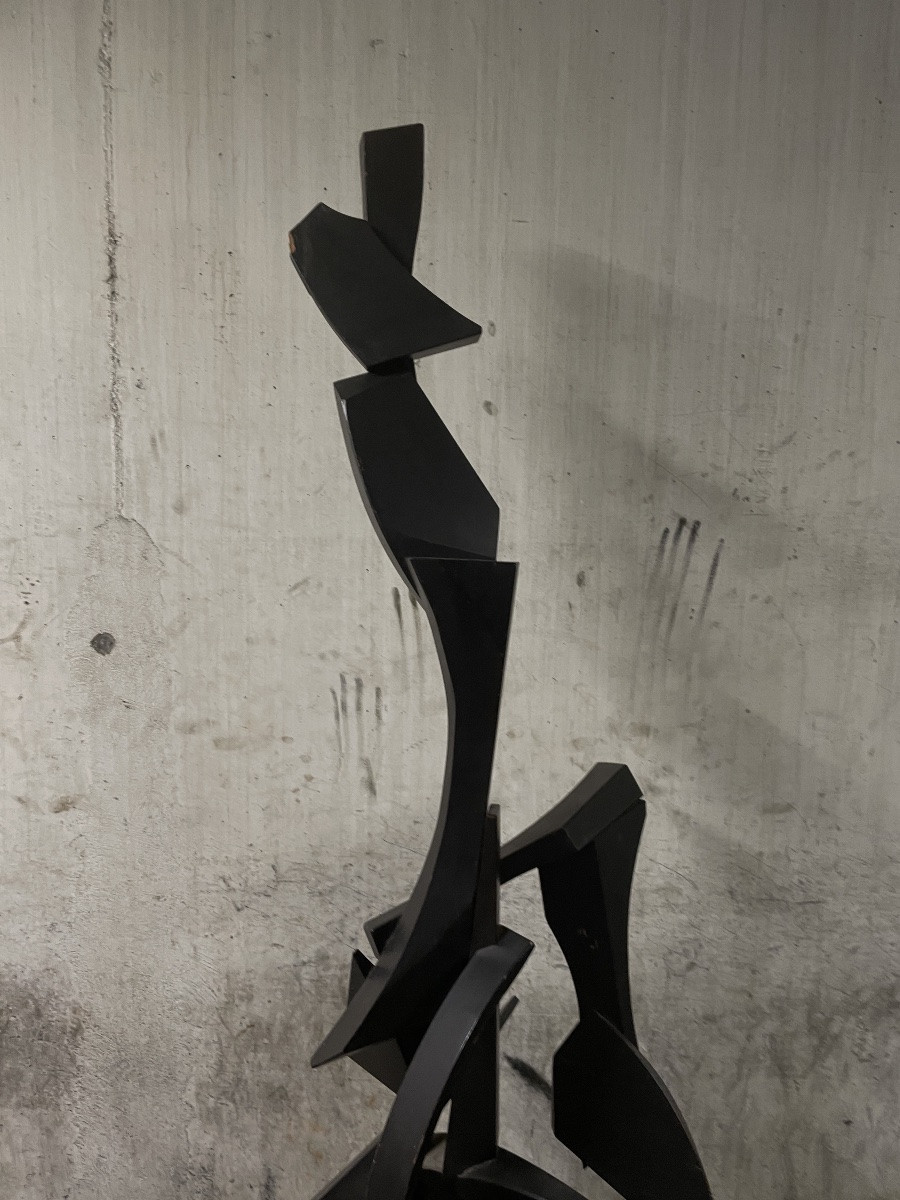 Grande sculpture abstraite en bois peint noir-photo-4
