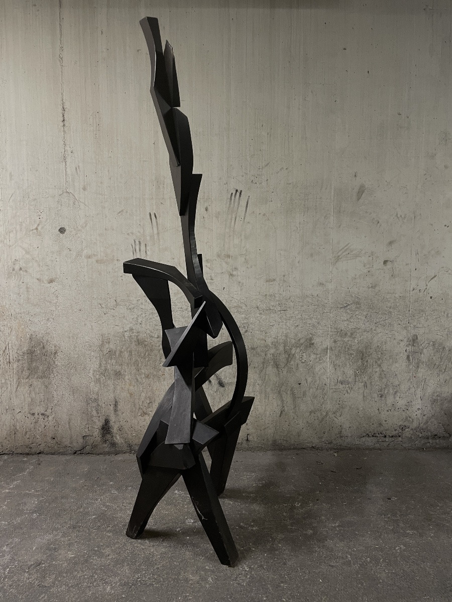 Grande sculpture abstraite en bois peint noir-photo-2