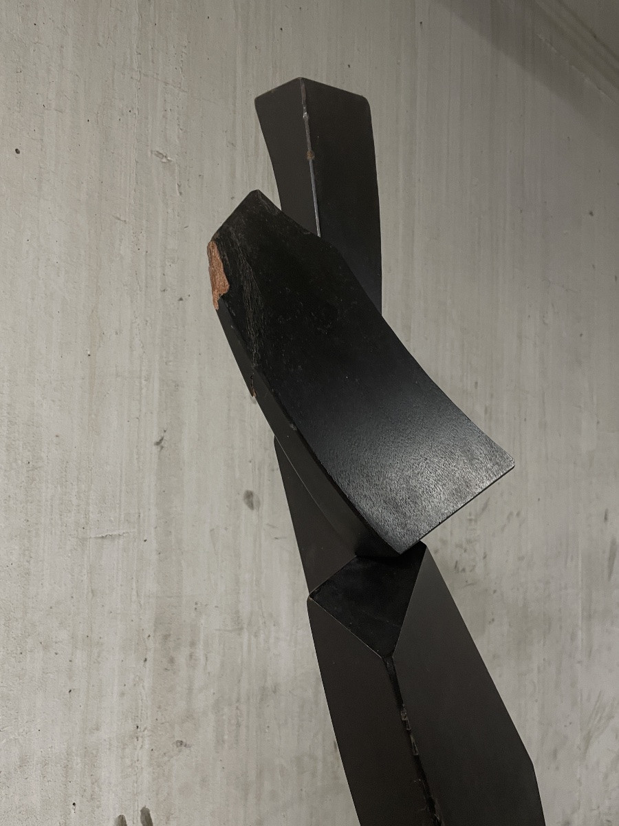 Grande sculpture abstraite en bois peint noir-photo-5