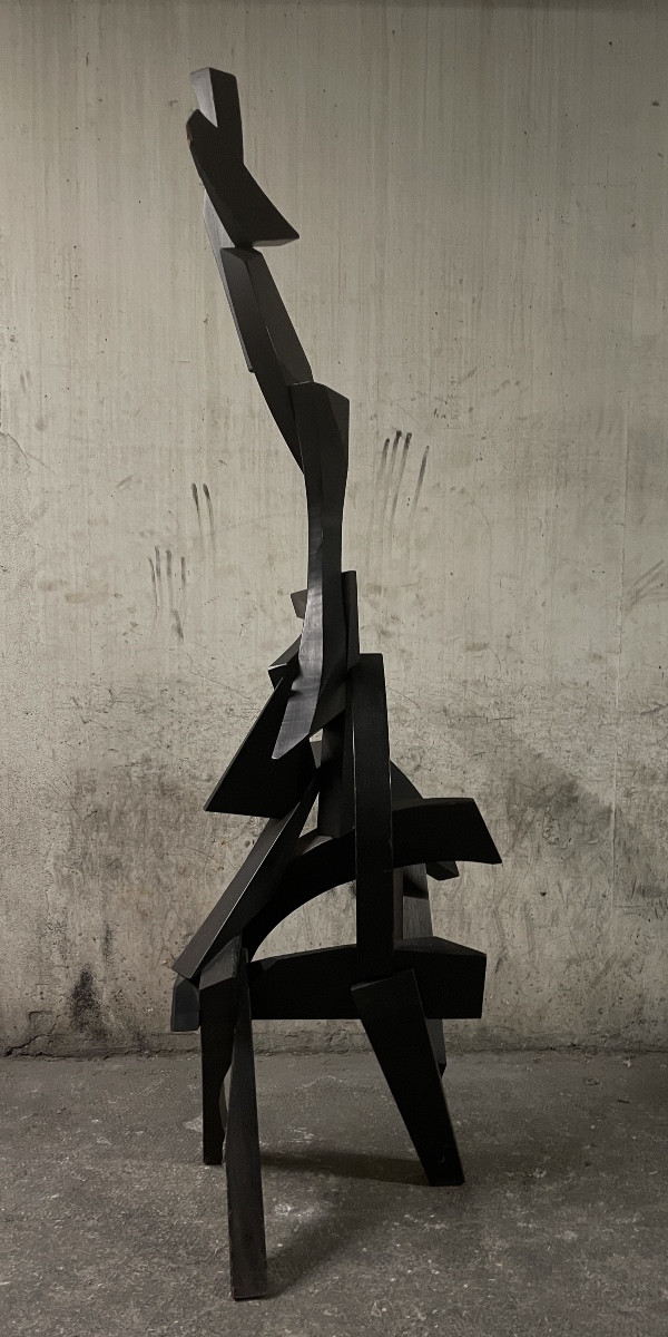Grande sculpture abstraite en bois peint noir