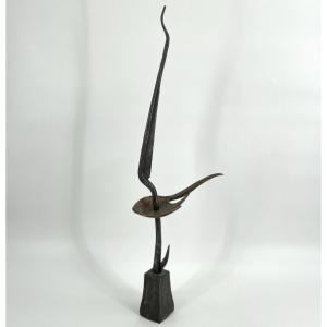 Grande sculpture en métal frappé et cuivre, signée