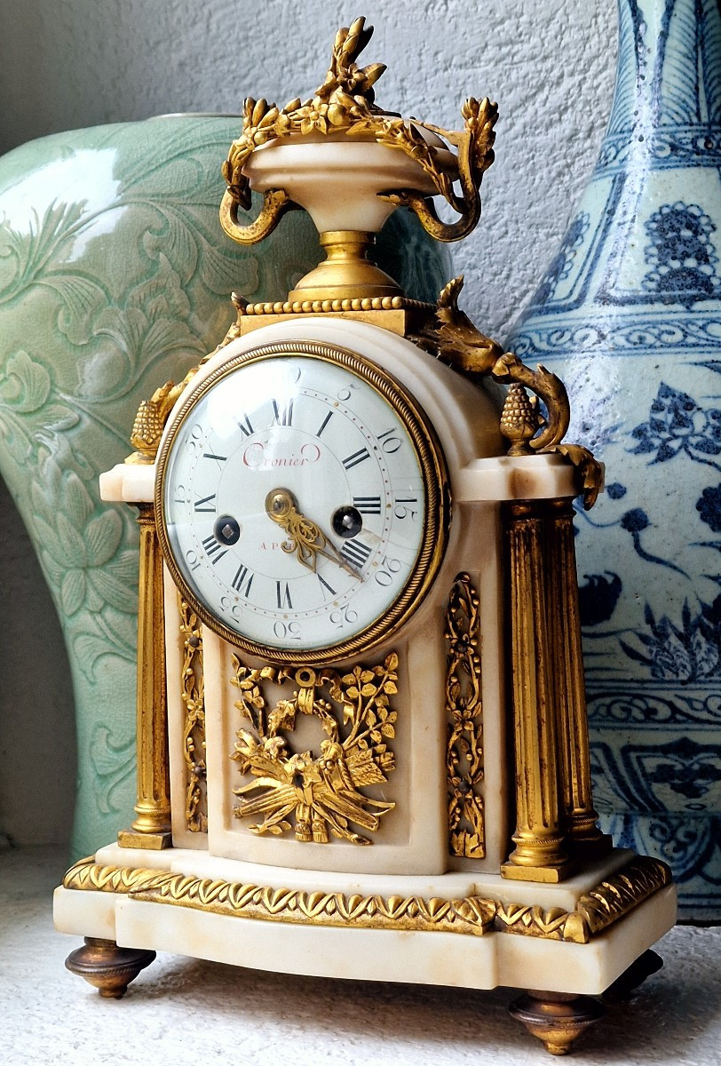 Pendule borne 18ème époque Louis XVI en marbre et bronze doré par cronier à paris 