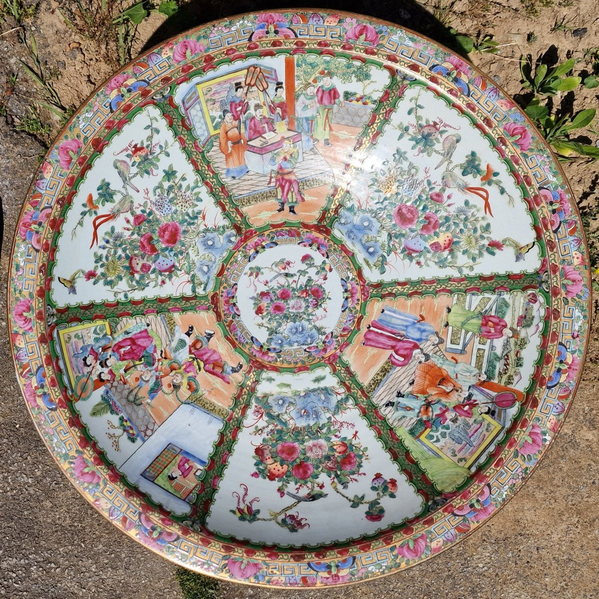 Important plat en porcelaine de Canton dynastie qing fin 19ème  marque Qianlong décors palais-photo-4