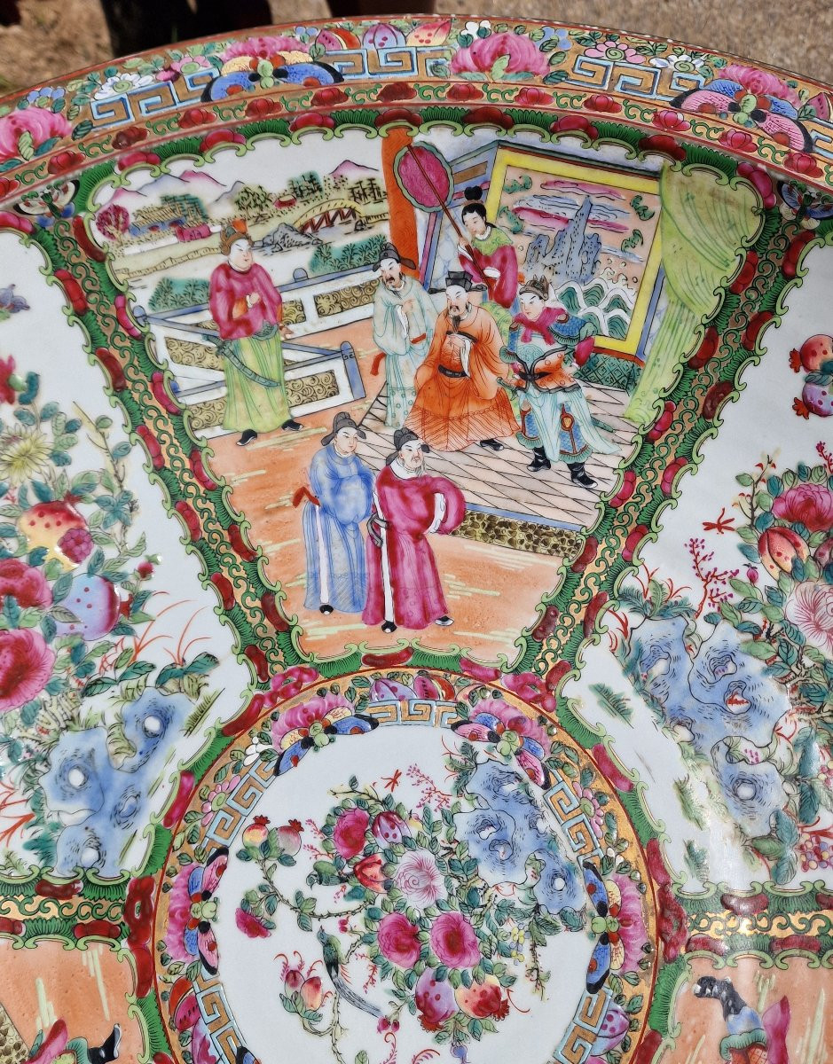 Important plat en porcelaine de Canton dynastie qing fin 19ème  marque Qianlong décors palais-photo-1