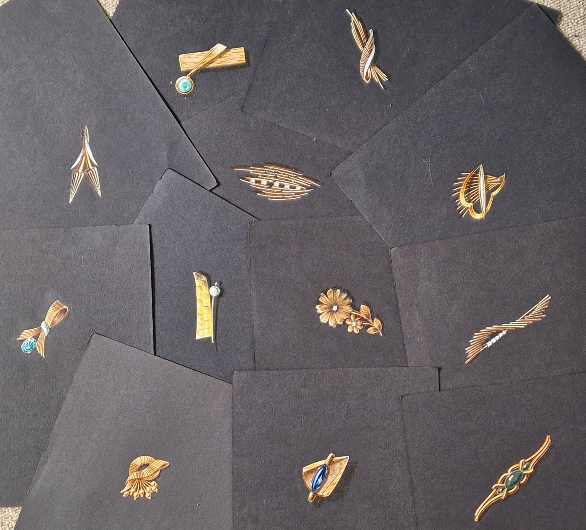 Lot de projets de bijoux en or et pierres précieuses à la gouache sur papier vers 1950 joallier