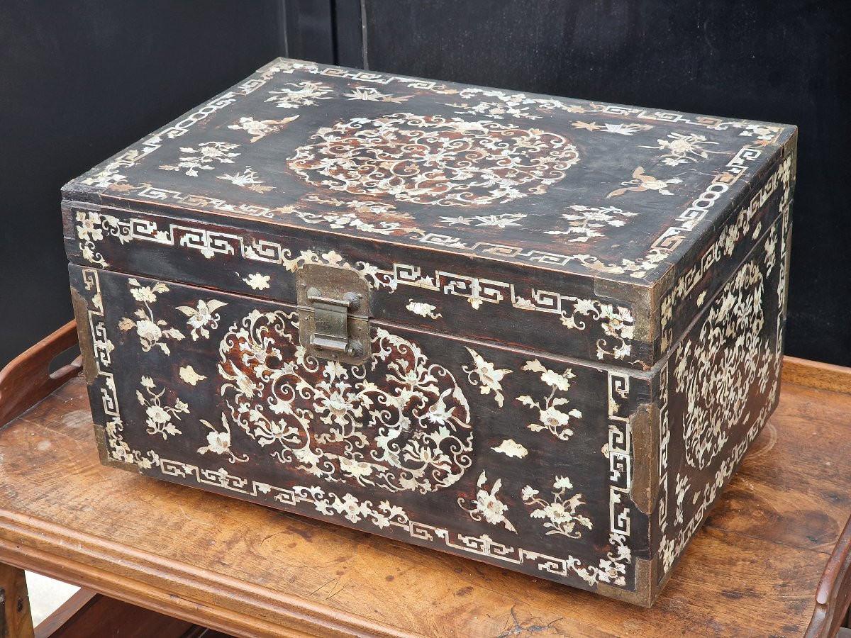 Grand coffret en bois laqué incrusté de nacre provenant de Chine du Sud Vietnam ou Cambodge-photo-2