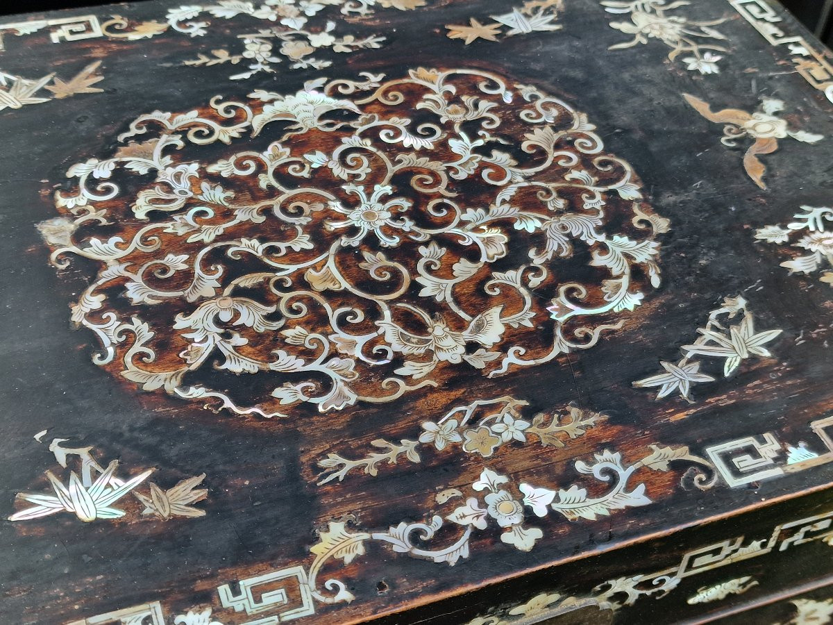 Grand coffret en bois laqué incrusté de nacre provenant de Chine du Sud Vietnam ou Cambodge-photo-4