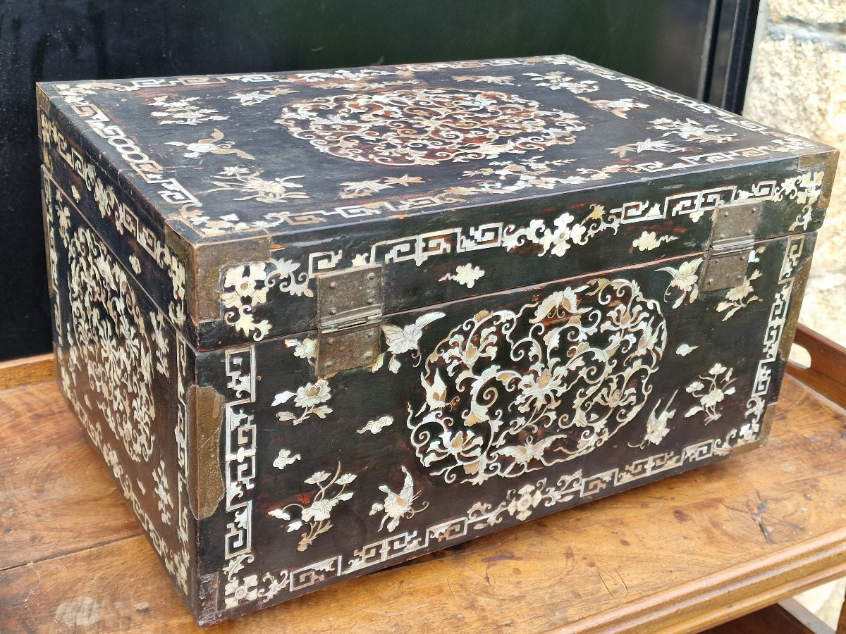 Grand coffret en bois laqué incrusté de nacre provenant de Chine du Sud Vietnam ou Cambodge-photo-2