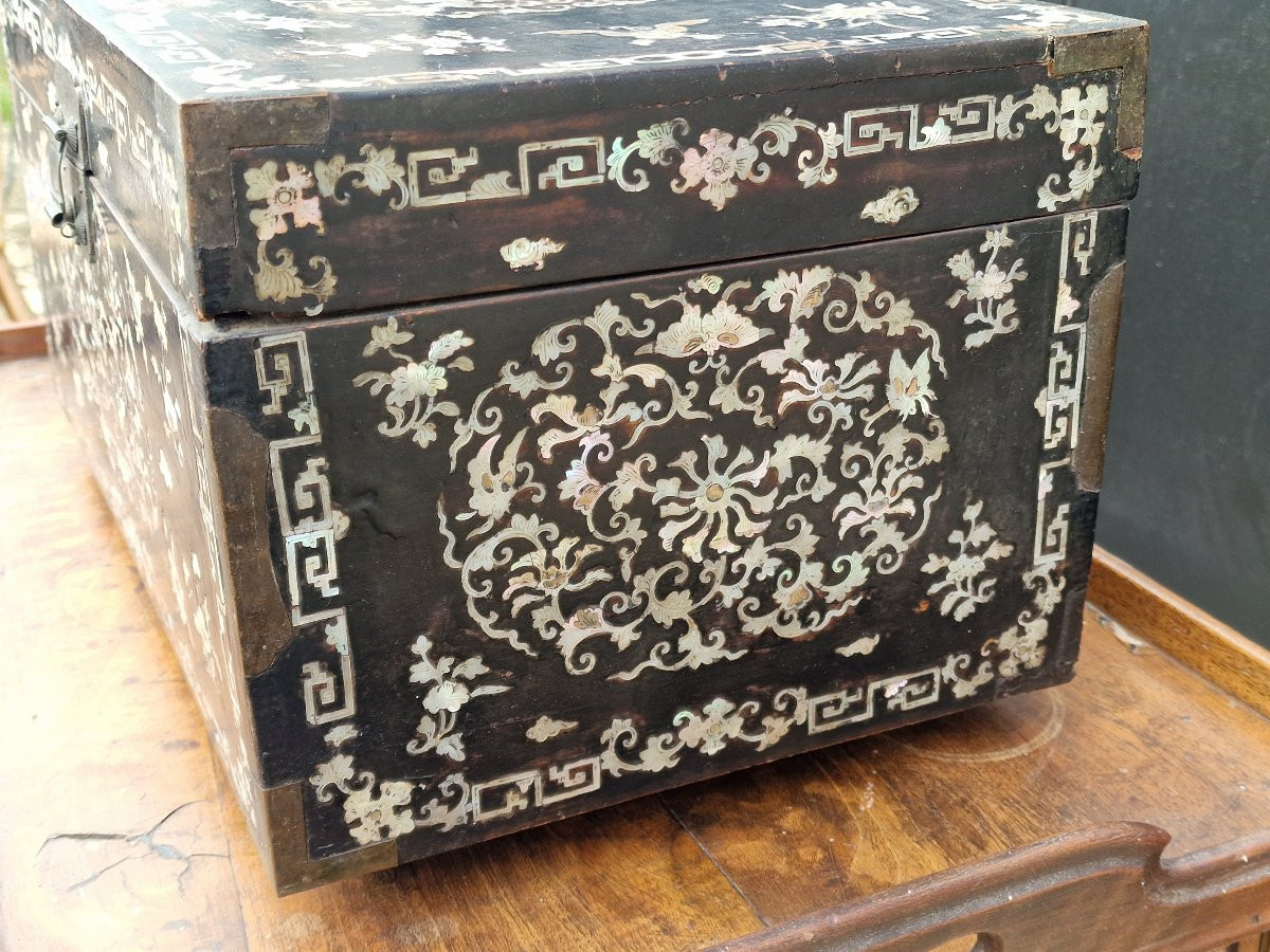 Grand coffret en bois laqué incrusté de nacre provenant de Chine du Sud Vietnam ou Cambodge-photo-3