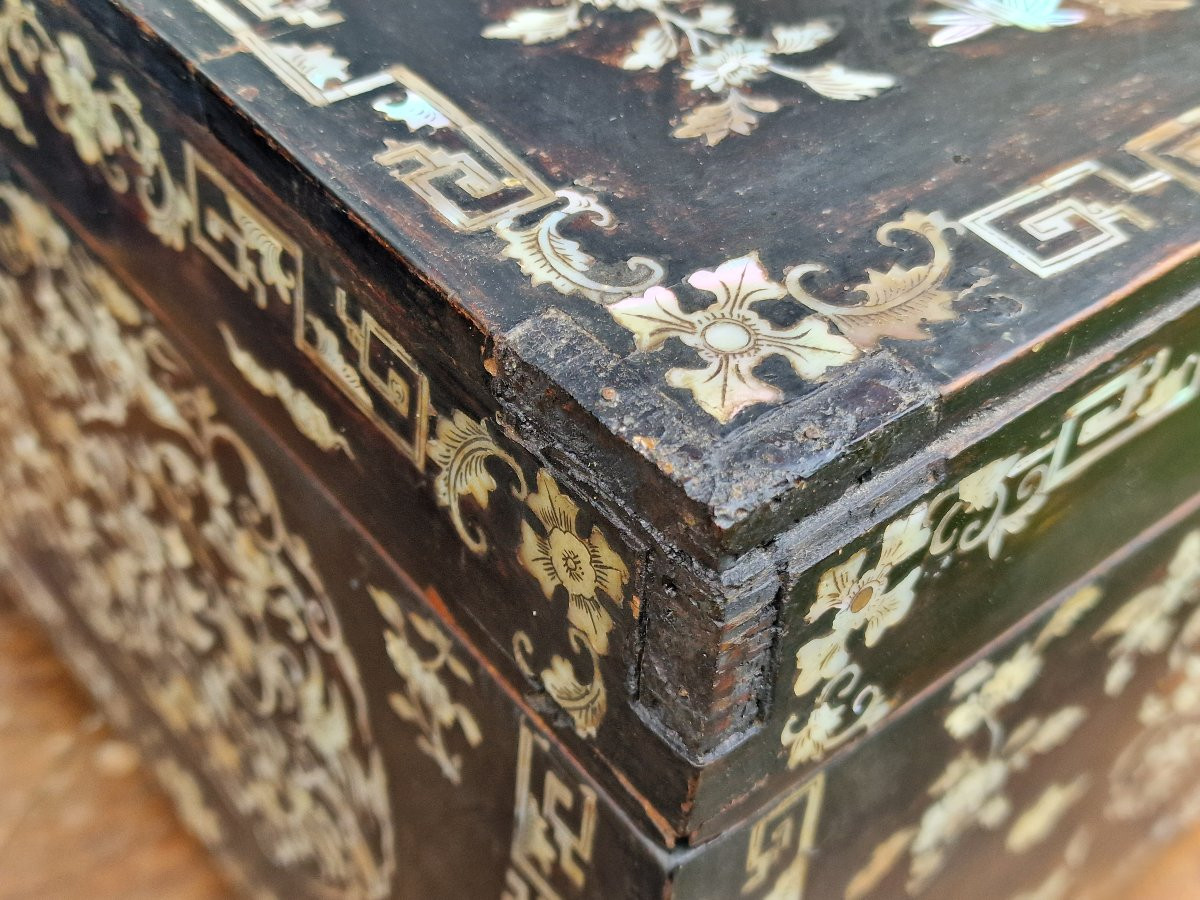 Grand coffret en bois laqué incrusté de nacre provenant de Chine du Sud Vietnam ou Cambodge-photo-7