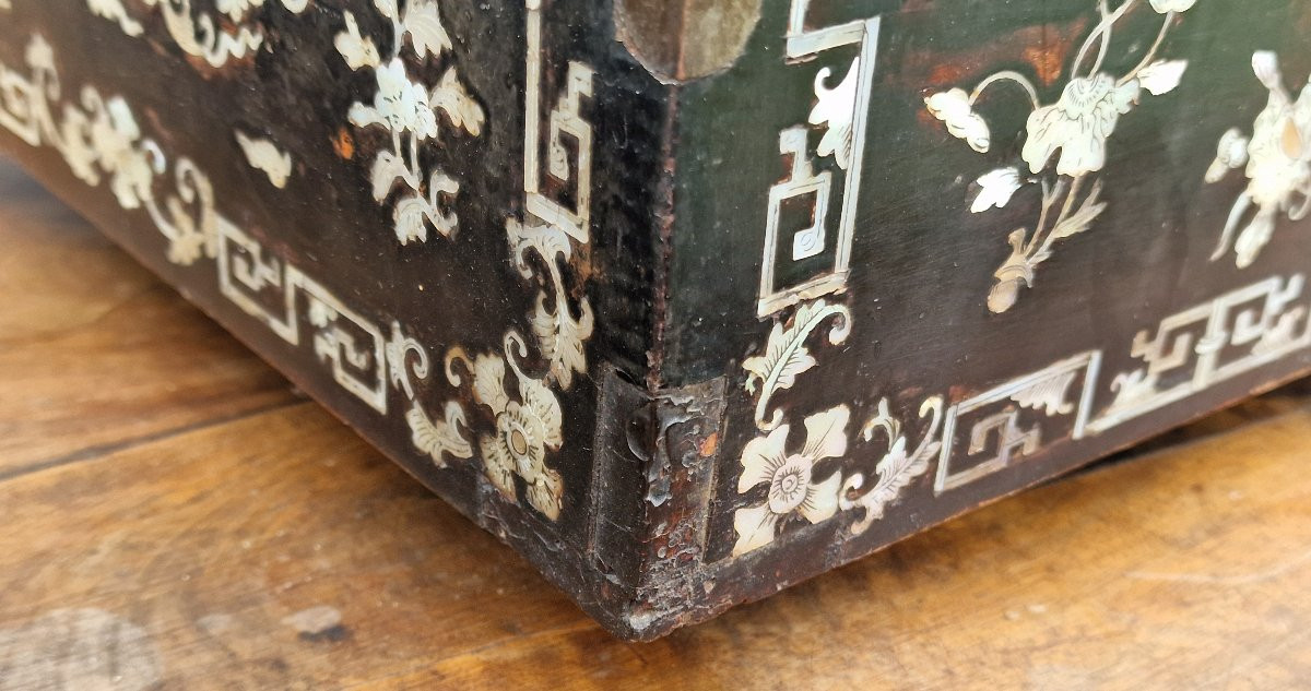 Grand coffret en bois laqué incrusté de nacre provenant de Chine du Sud Vietnam ou Cambodge-photo-8