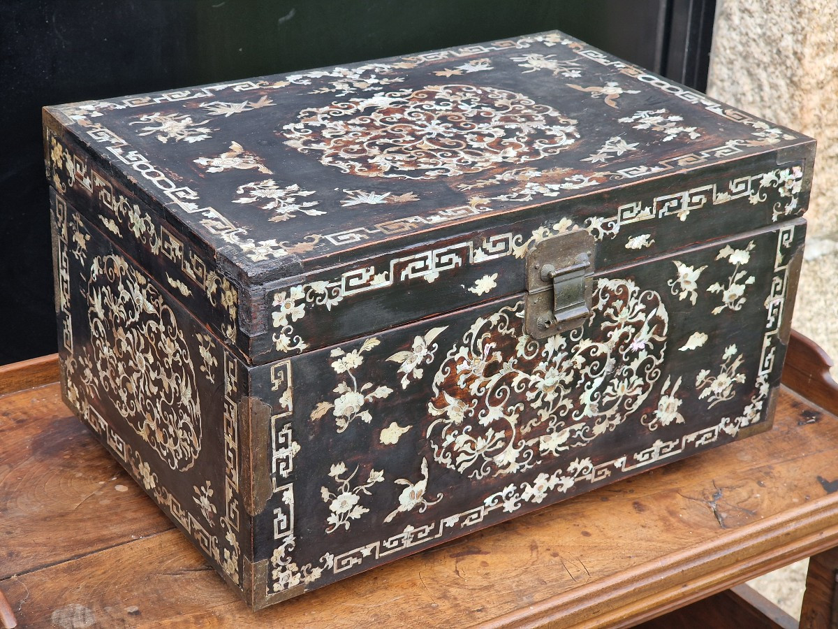 Grand coffret en bois laqué incrusté de nacre provenant de Chine du Sud Vietnam ou Cambodge