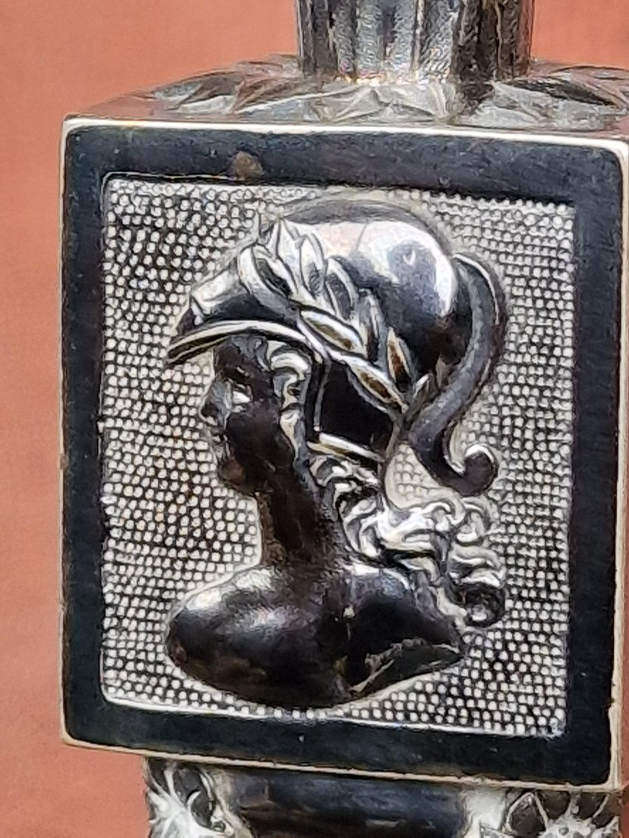 Paire de grands bougeoirs en argent massif décor de profils et guirlandes Belgique Anvers 1787-photo-5